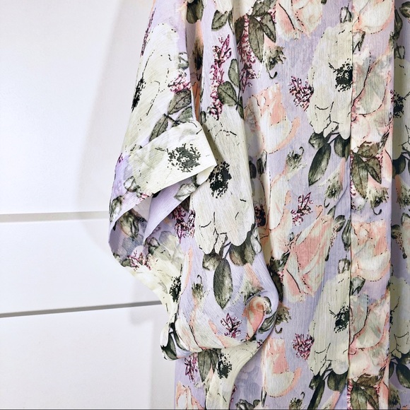 Steve Madden Flowered Kimono Pastel Colors Short Sleeve NWOT - Picture 3 of 6